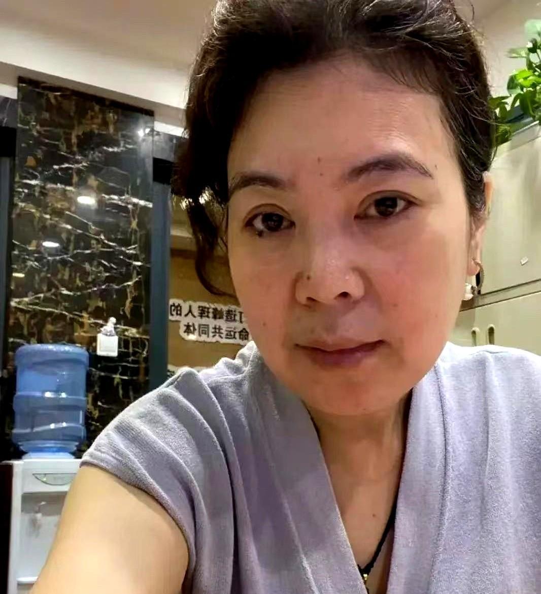 昨晚女儿买回了一个榴莲。
我正在洗碗，女儿把榴莲掰开，他们一家三口吃了起来。
等