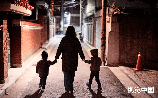 寻亲直播现场，我跪下喊人贩子妈妈