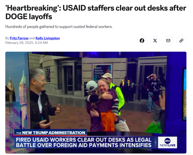 周四，几名美国国际开发署工作人员清理了他们在该机构华盛顿总部的办公室。他们表示，