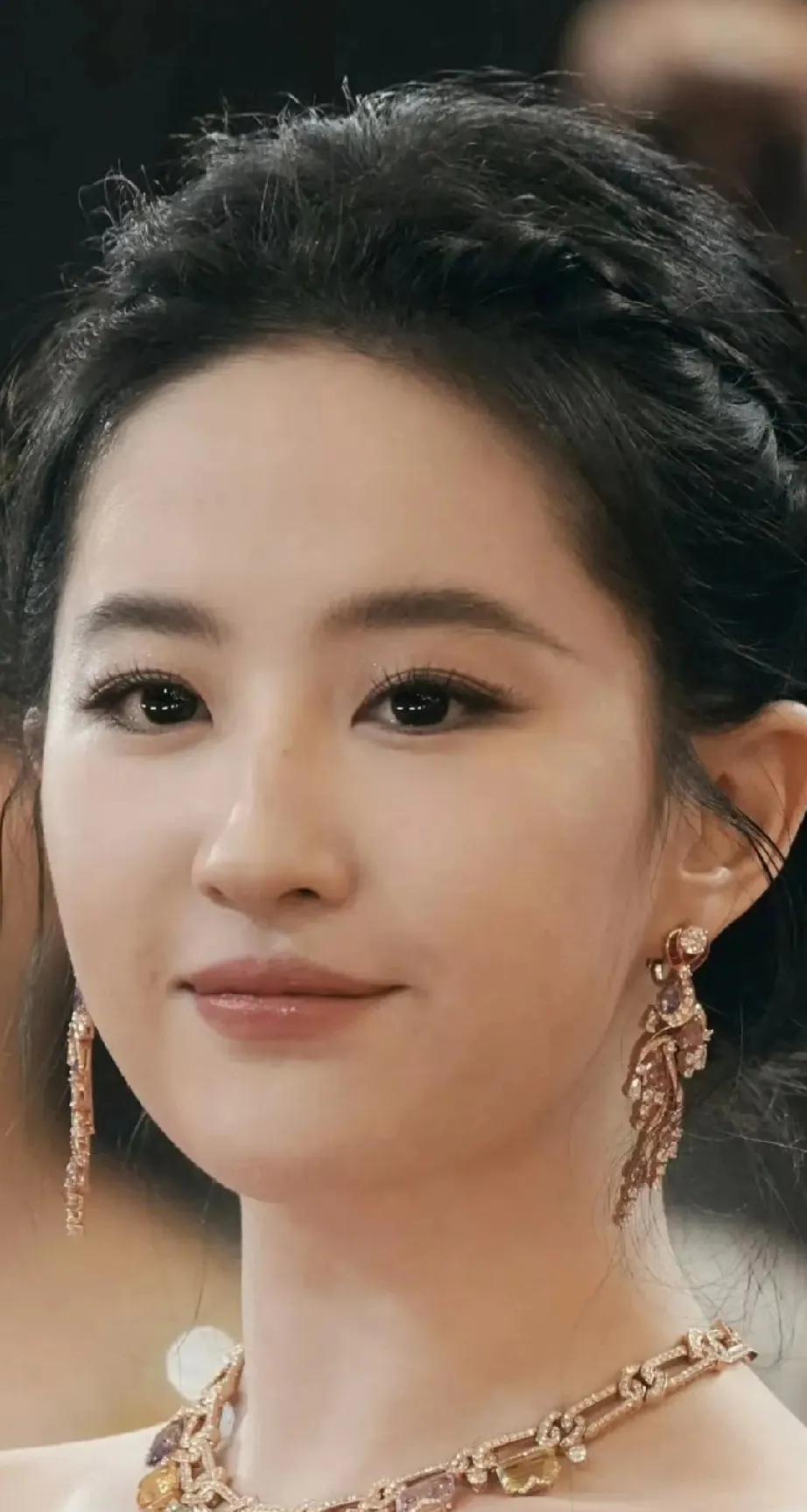 刘亦菲不愧是公认的大美女，神仙姐姐，这放大的哪是五官啊，明明是美貌，纯生图，高清