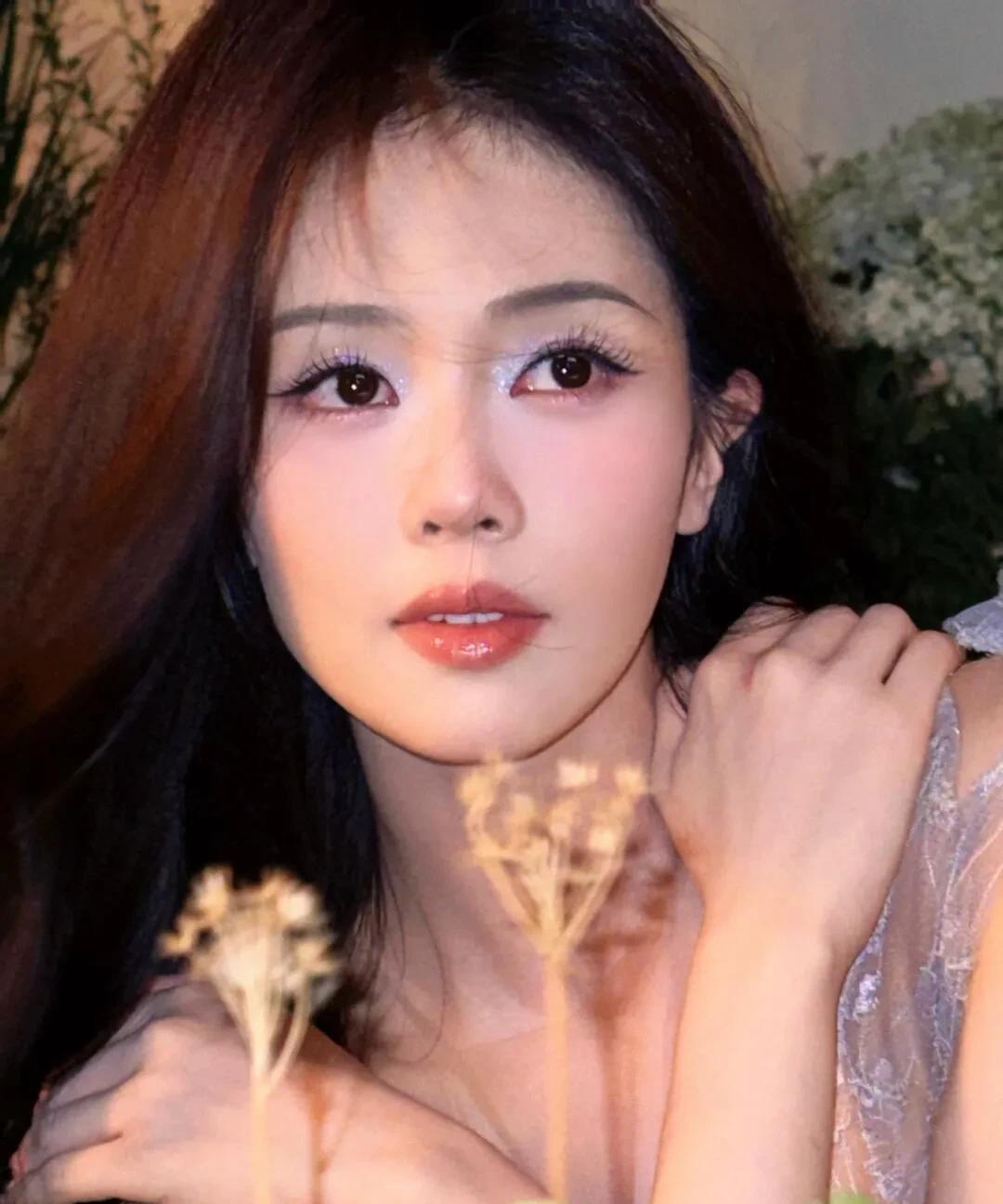 白鹿这个冰银琉璃妆真好看！
皮肤看着特通透，像有光从里面透出来似的。眼上闪着银白
