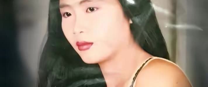 2006年，沉迷韩剧的江西女孩金美秀，如愿以偿嫁到韩国，她发现丈夫说话只会嗯嗯啊