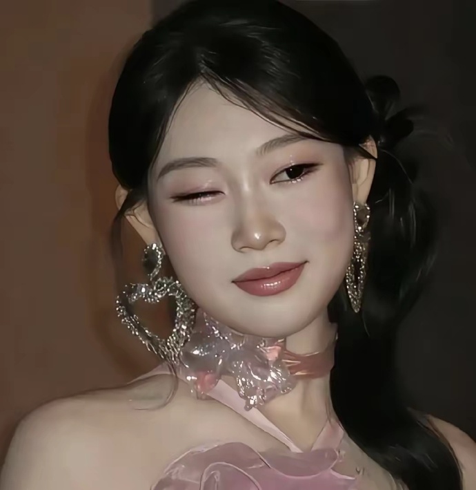 两万块化个妆
说的就是小沈阳女儿沈佳润，她每次上台前的化妆，要花两万块，给她化妆