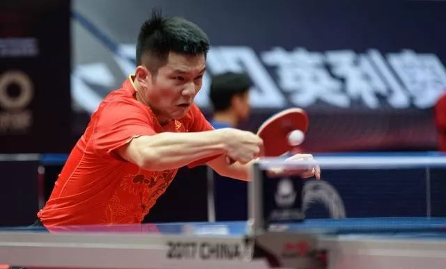 乒乓球反手攻球技术是基本功之一，站位近、动作小、球速快。首先，站位近台，左脚稍前