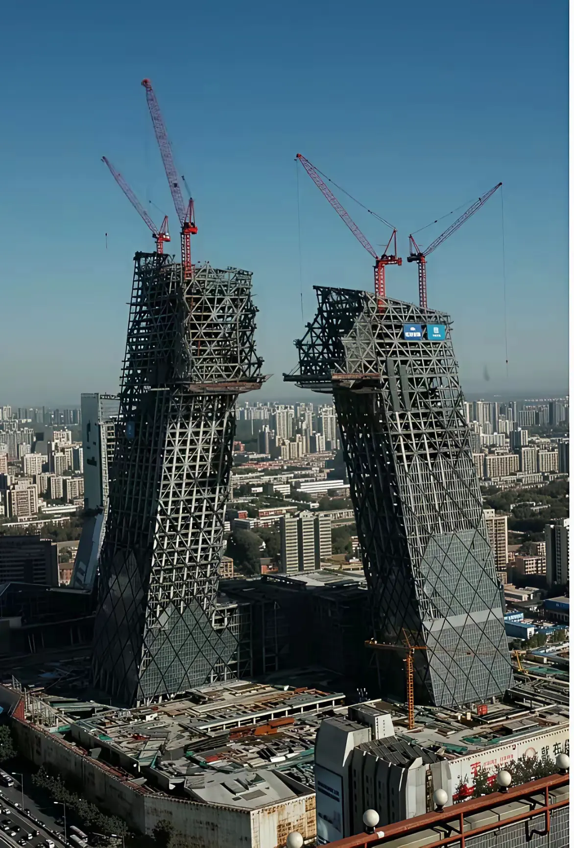 原来北京标志性建筑“大裤衩”，是这么盖出来的呀！佩服当年的水平～ ​
