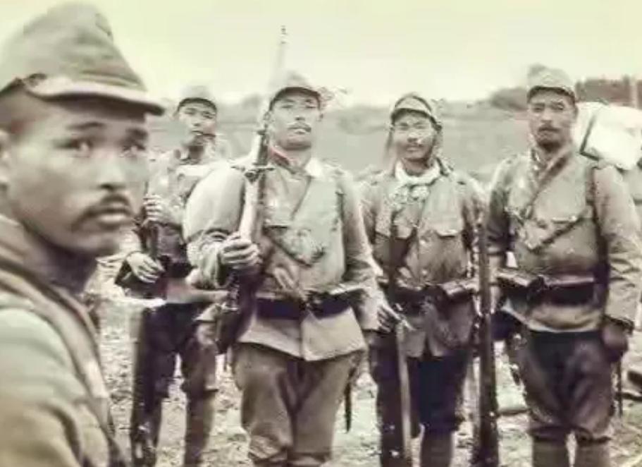 1938年冬，两个日本官兵进入山东北沙村，一个挎着东洋刀，一个端着刺刀，刚进村就