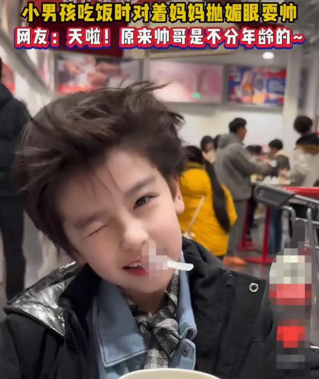 小男孩被妈妈打扮成，少年老成的样子。穿着和他的年龄不太相符的外套，衬衫，打着略显