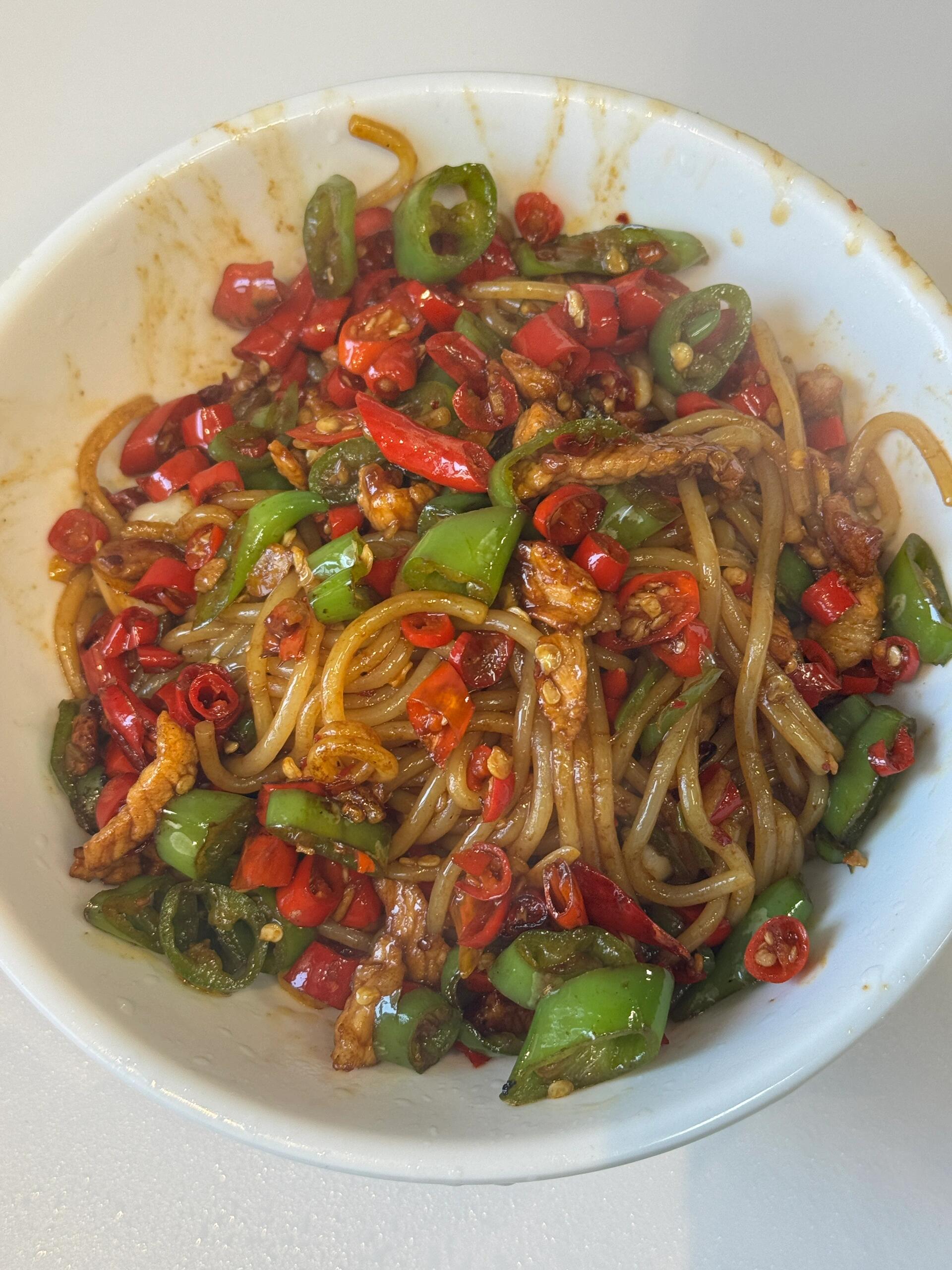 超级好吃的江西炒米粉，米粉爽滑，又鲜又辣巨好吃！
食材：江西米粉，瘦肉，姜蒜，小