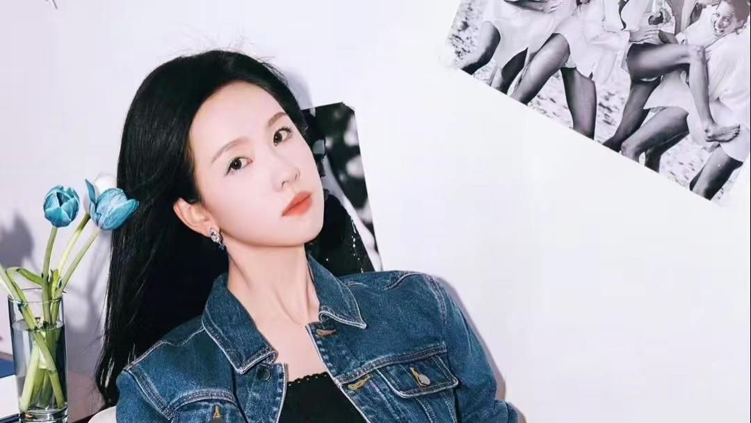 陈都灵的身材好，气质如兰，东方骨感美学的灵动诠释。