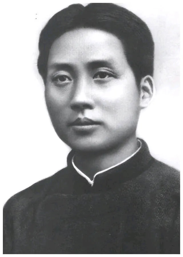 1950年，铁匠朱其升看到家家户户挂毛主席像，偷偷对妻子说道：“其实，毛主席是我