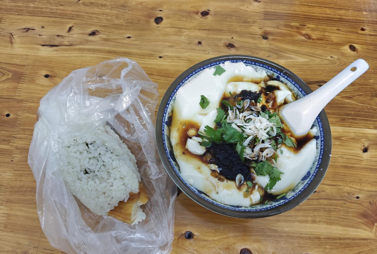 为什么有朋友觉得豆腐脑要喝甜的呢？
豆腐脑必须是咸的啊！
看看今天的早餐，
新鲜