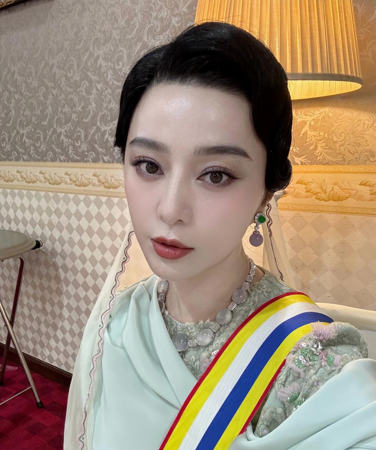 8月24日，范冰冰晒在马来西亚的美照，并配文：“今天，有点端庄！”。
姐姐的美，