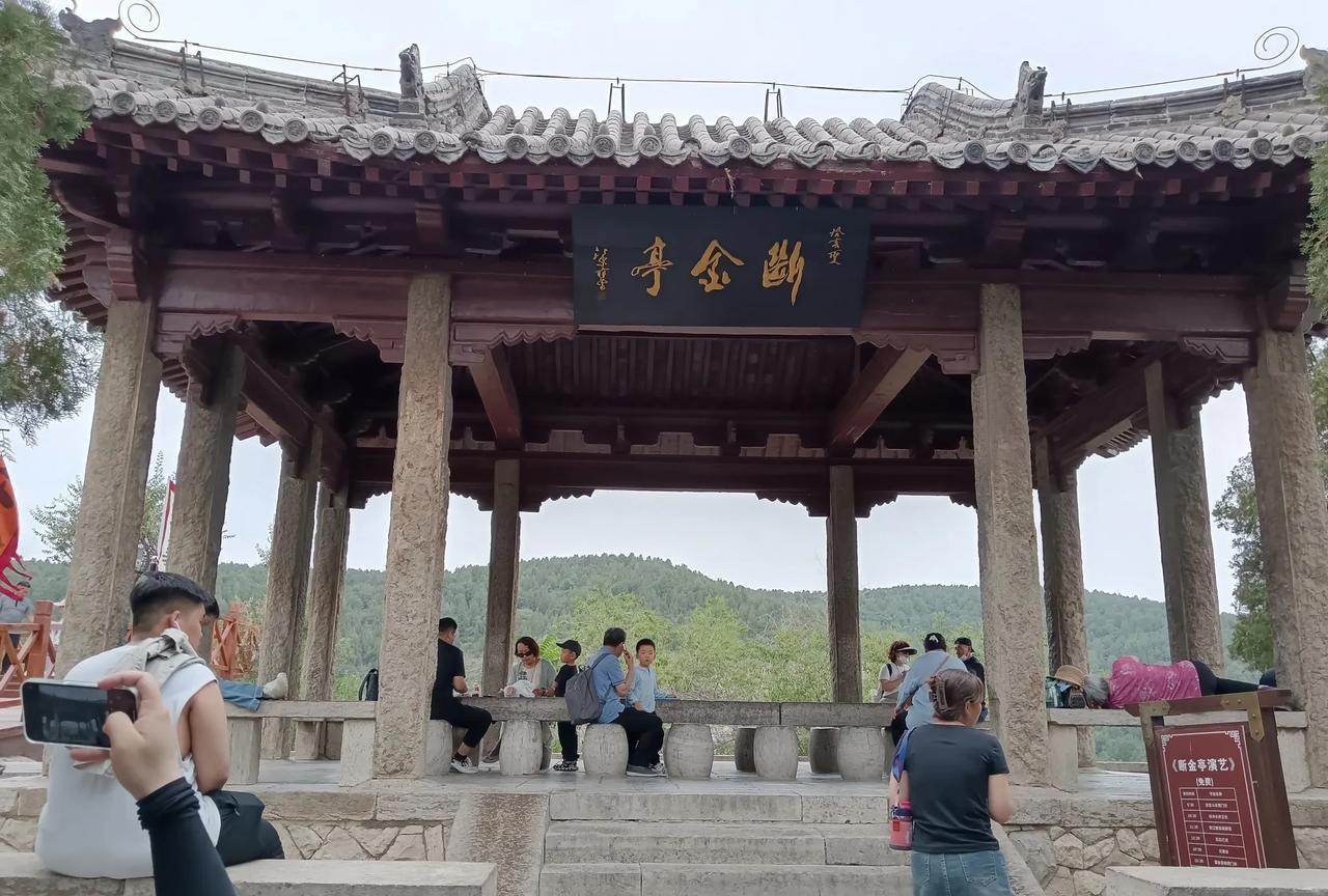 我们随即决定听会书再走，当然，说书的也是说梁山好汉的故事，珰嘀个珰，珰嘀个珰，珰
