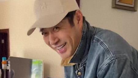 53岁演员刘钧私宅曝光，住京郊与猫为伴，妻子身份被网友深挖