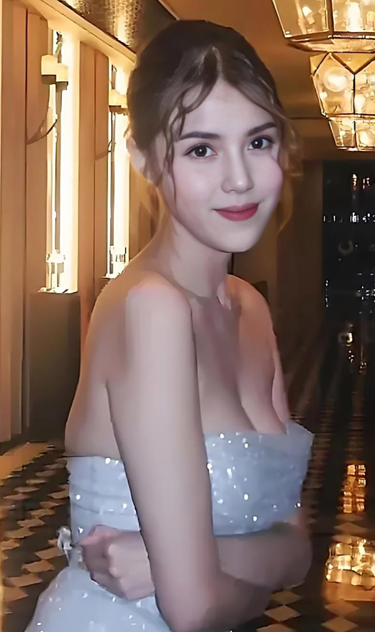 和 72 岁曾志伟拍争议合影的 25 岁女星邓凯文，2023 年落选港姐，是 T