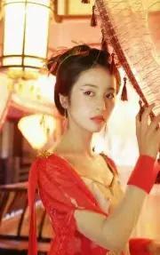 周雨彤，1994年出生于安徽淮南，毕业于上海视觉艺术学院表演系。代表作有《我在他