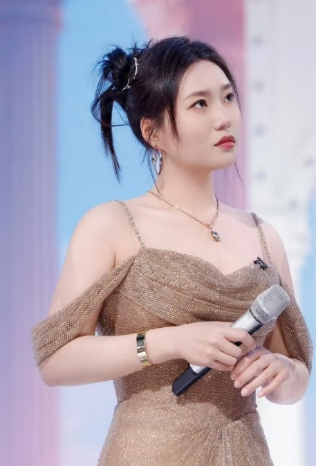 李雪琴是真的红了，气质都不一样了。 ​​​