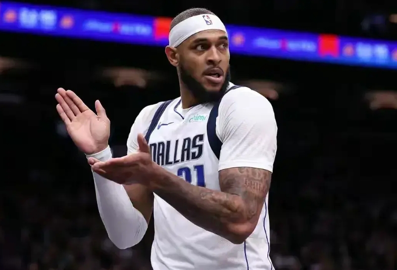 加福德心里苦啊。
在今天独行侠与爵士的比赛中，加福德有点尴尬，没人给他做球，全场