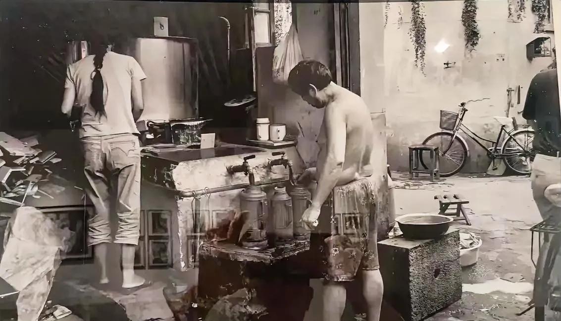 拿着暖壶到开水房交钱打开水，这样的场景您见过吗？
这不是大学校园，是普通居民区。