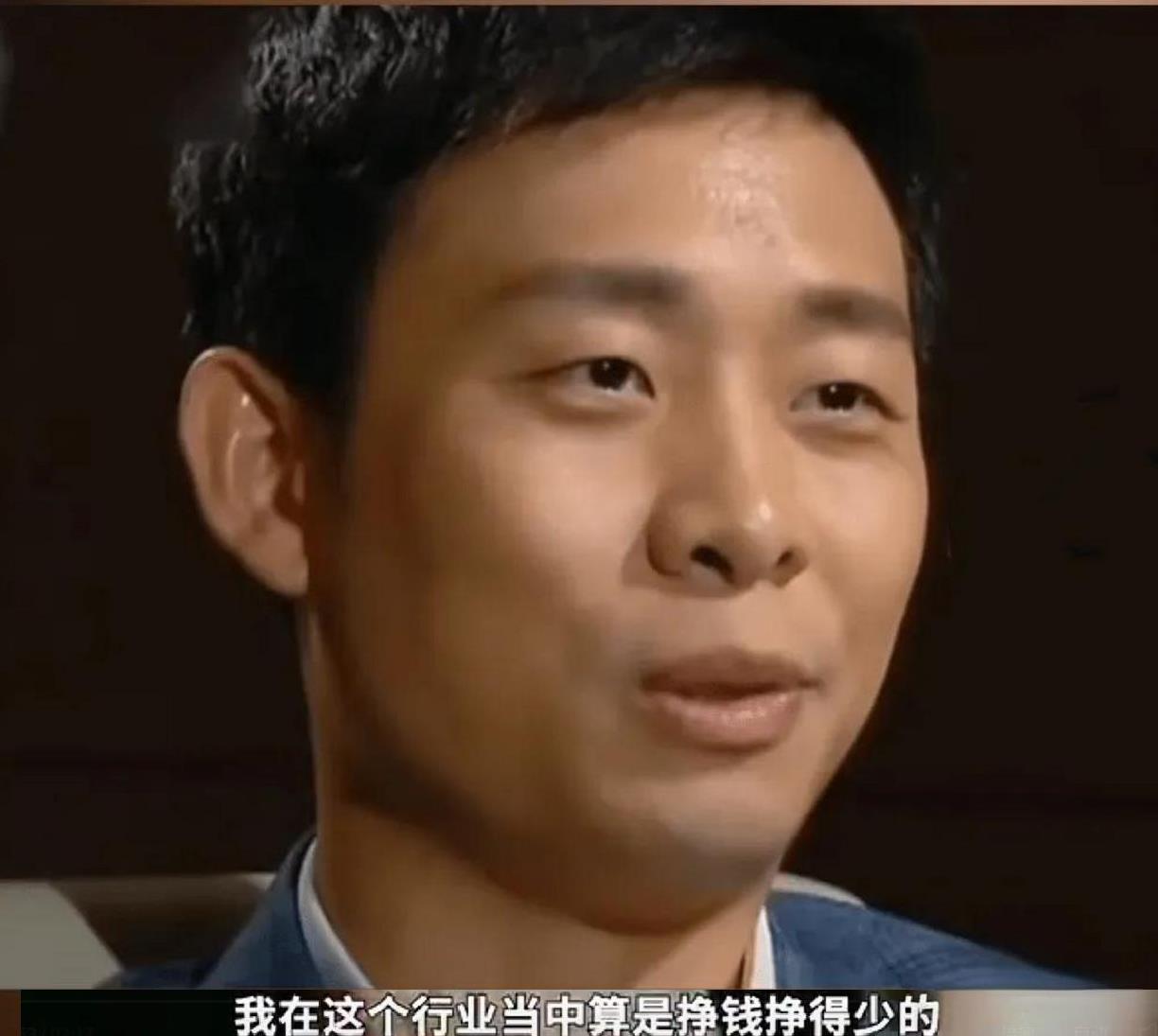 演员张译说：“我在这个行业，算是赚钱赚的少的。
因为我坚守底线，只做电影和电视这