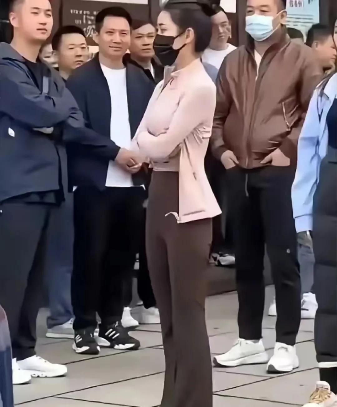 很多孩子的父亲愿意去学校接人的原因找到了！
一般去学校接孩子放学，基本都是母亲，