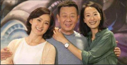 两个老婆太累了，大家不要学我。”1996年，寇世勋将健美小姐许黎丹带回家，对妻子