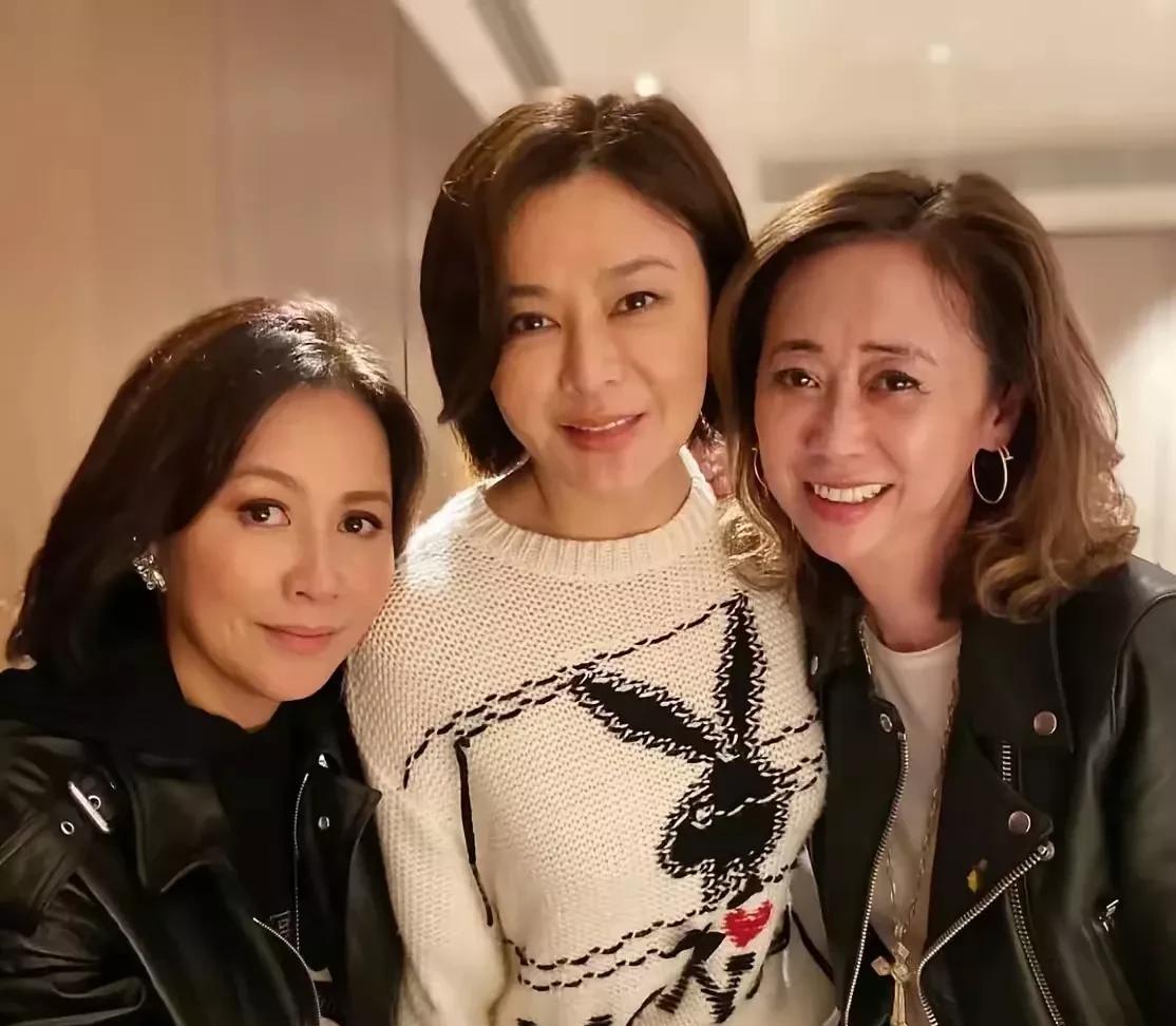女港星里关之琳绝对是顶流，63岁不显老，穿乳白色毛衫显洋气，短发精干仍居C位，左