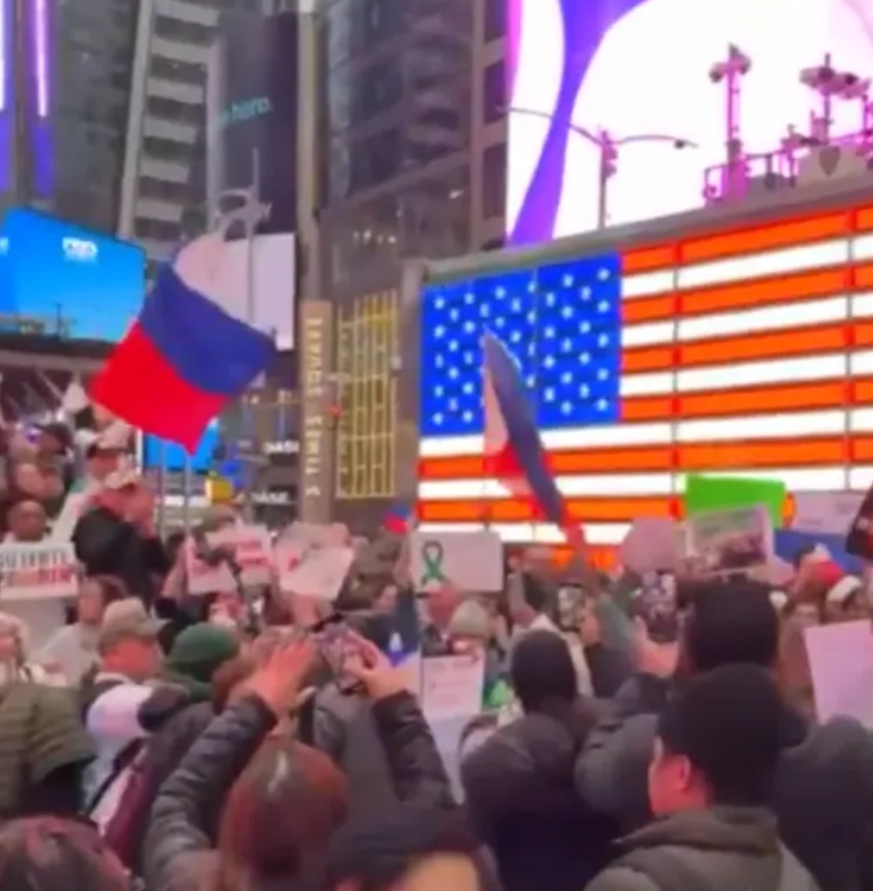 支持杜特尔特的风，已经吹到美国了。

在美国的菲律宾人，也开始走上街头，力挺杜特