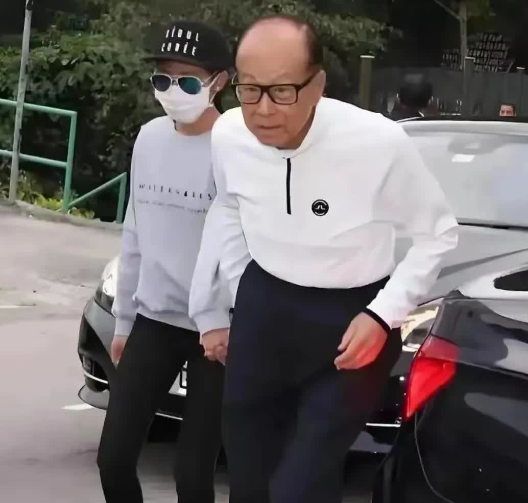 香港首富李嘉诚，昔日风度翩翩帅气扬，如今已经弯腰的老头了，真是岁月不饶人啊！