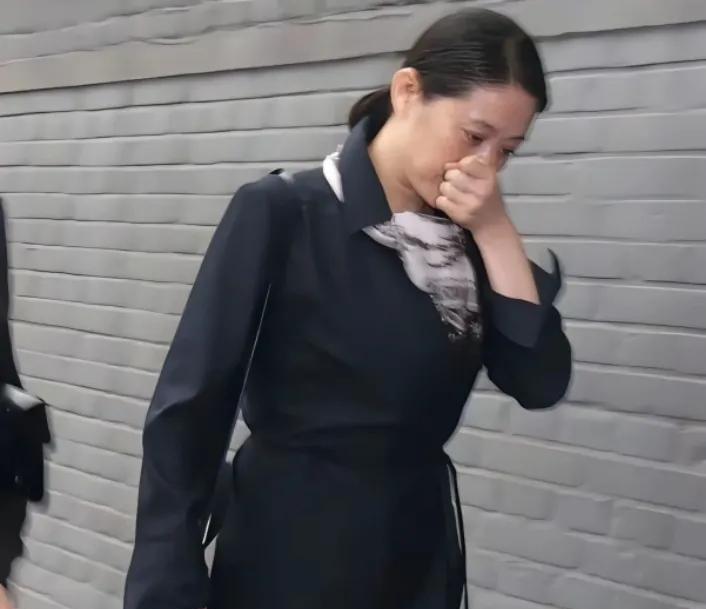 2001年，演员牛振华的追悼会上
倪萍面对好友的离去不由得伤心落泪