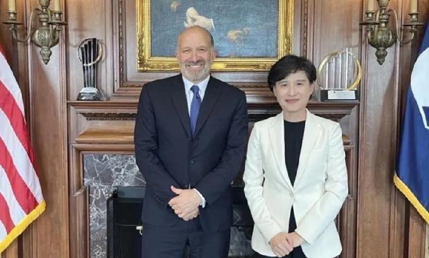 8月29日，台北《联合报》报道:“行政院发布台美代表会面照，驳斥关税谈判在酒店以