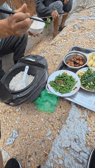“农村人就是实在！”江西，男子在山中钓鱼，用40元雇佣村里大爷来送饭，不料大爷开