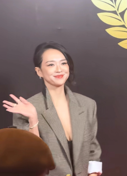 国际章回来了，曾经那孤傲劲儿可是出了名的。想当年在娱乐圈，她就像一颗带刺的玫瑰，