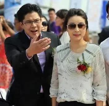 一次访谈节目中，主持人问霍启刚: 很多人笑你是妻控，你怎么看？

霍启刚笑着