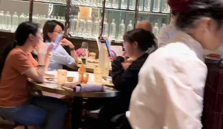 【董卿惊现网红餐厅！神秘光头男身份成谜，这是要王者归来？】
家人们呐，咱今儿可得