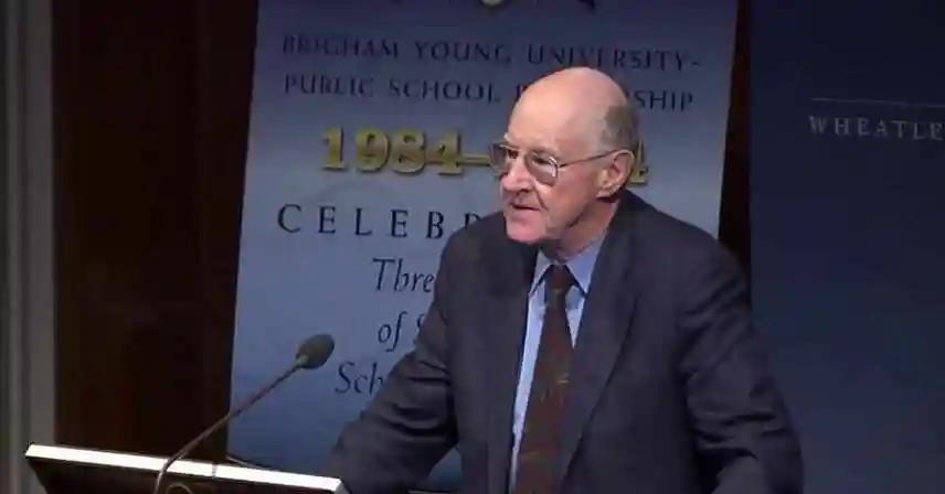 美国专家严厉发问：“究竟要用什么办法，才能击败中国？”而哈佛大学教授查普曼的答案