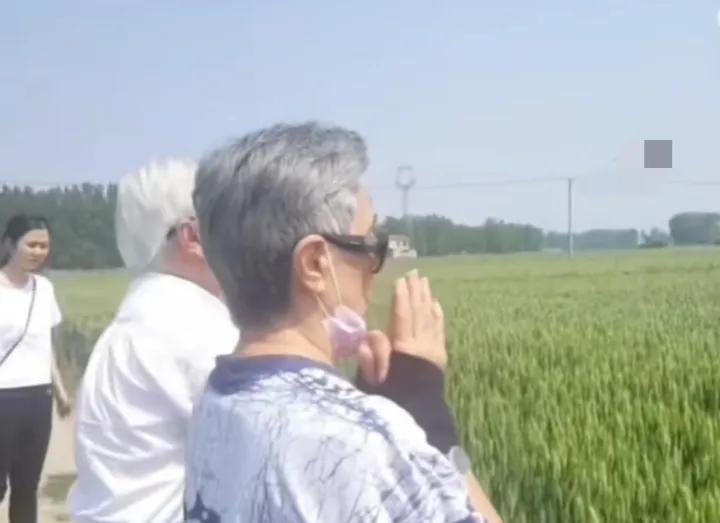 2018年邱清泉的儿子邱国鼎，杜聿明的女儿杜致廉探寻淮海战场，麦地祭奠邱清泉时的