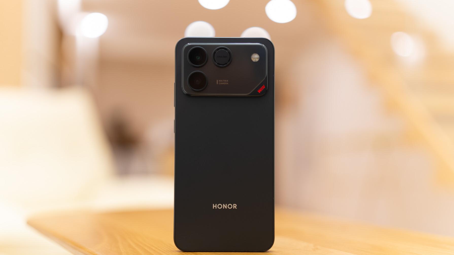 疯狂优化不如物理外挂，超大电池加风冷散热的安卓最强游戏机荣耀WIN RT众测报告