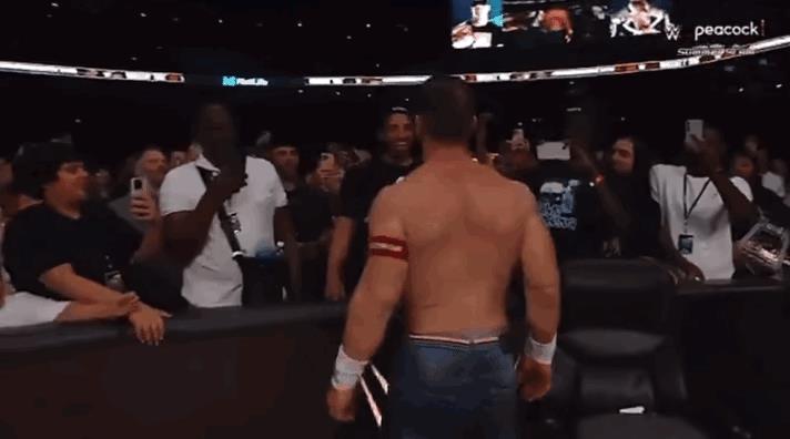 #头号创作者激励计划#
哈里伯顿“转战”WWE！
养伤期间，拄拐观看WWE的哈里