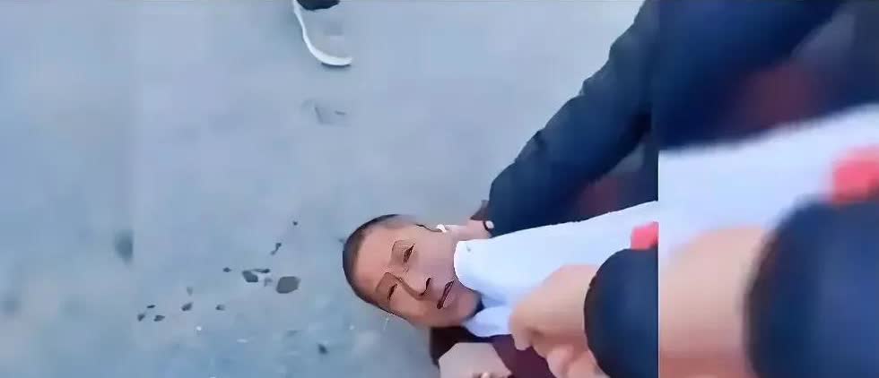 这个打挨得不冤！光天化日之下，一名男子身披日本膏药旗招摇过市，被壮汉直接按倒在地