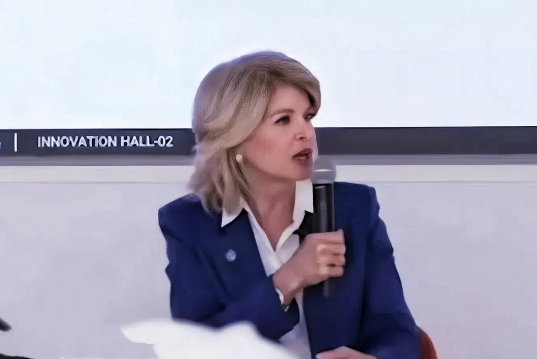 有一位叫卡拉的美国驻丹麦女大使说：
“美国曾帮助一个极度贫穷的国家——中国，将其