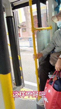 怪事！可以这样吗？
昨天下午，我上了公交车，共计坐了十几站，前车门就一直没关……