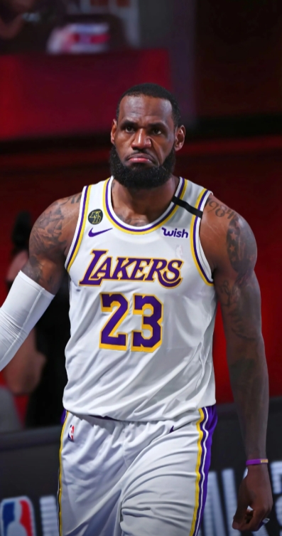 詹姆斯没有提出交易削弱自己下家的理
詹姆斯合同今年夏天到期，根据他现在的表现和年