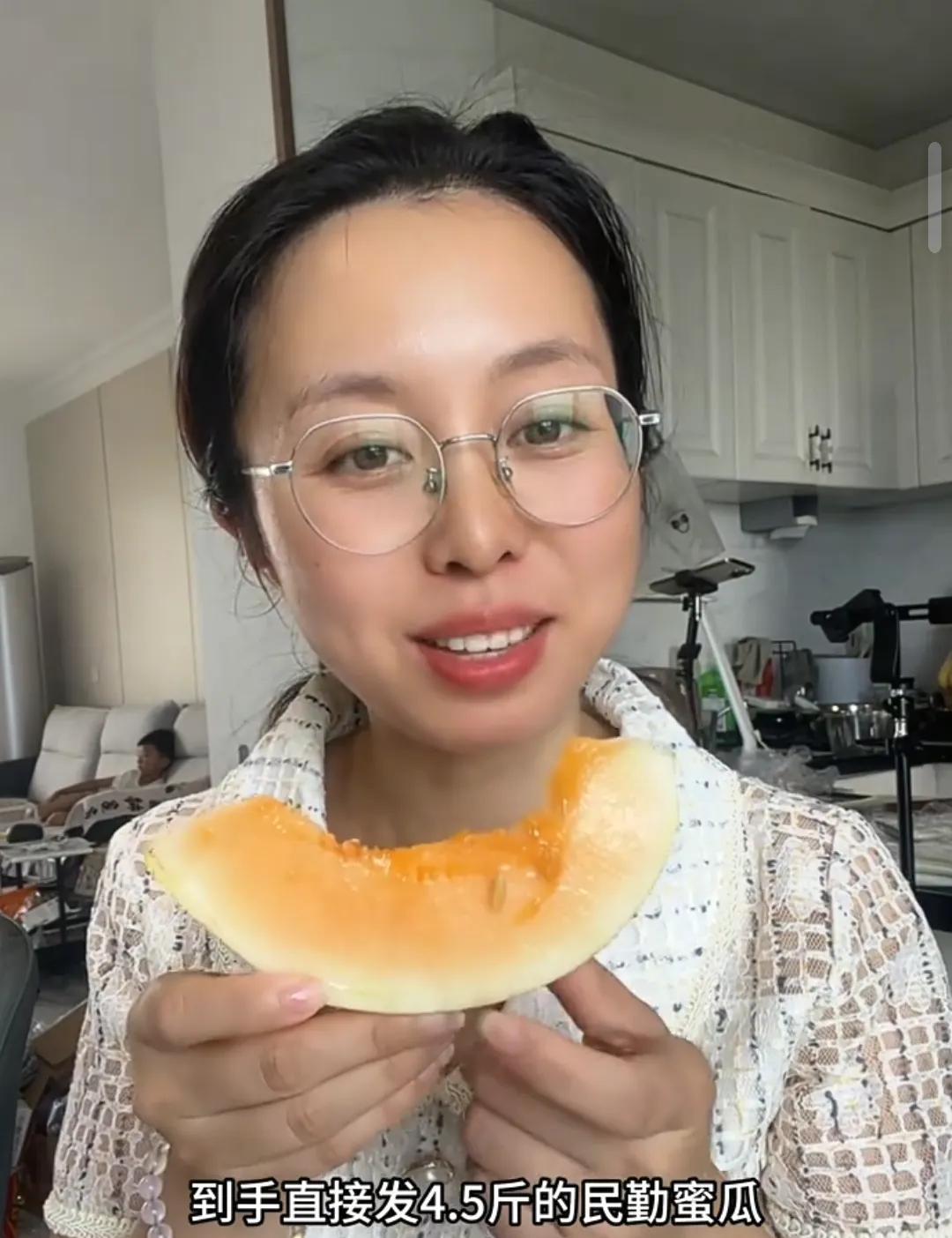 田静今天发视频卖民勤的蜜瓜！
吃起来那叫一个香，
馋的两个孩子跟着吃，
田静嘴里