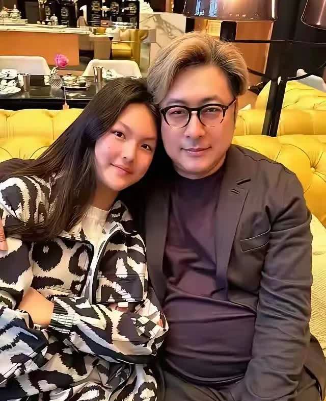 这父女俩一个模子刻出来的，看不出的那真的是眼拙！那些造谣的人真是无底线，李湘和王