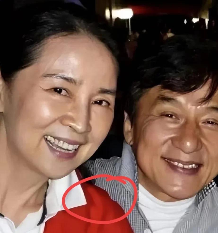 房祖名估计现在肠子都悔青了。
他怎么也想不到，
刚在加拿大买了新别墅，老妈林凤娇