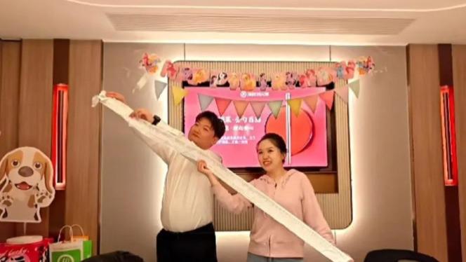 海底捞里的舞狮婚礼：当年轻人开始重新定义幸福