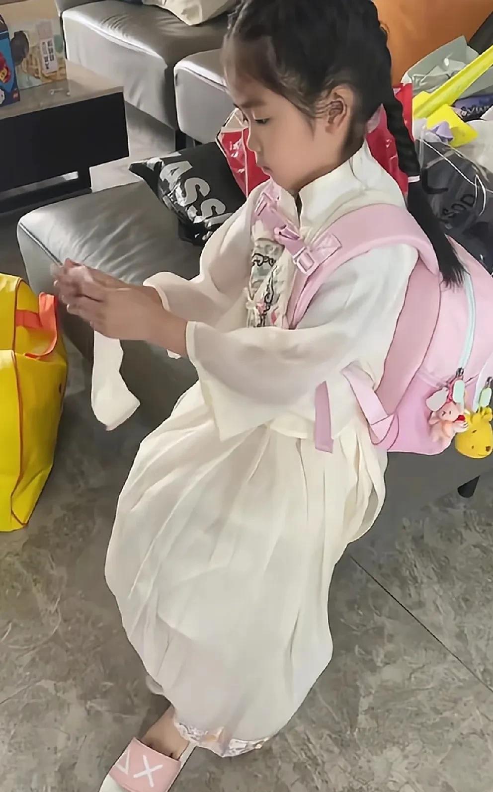 小小哈今天是国内上幼儿园的第一天，都没有哭哎！小小哈的妈妈没有赶上女儿的第一天入