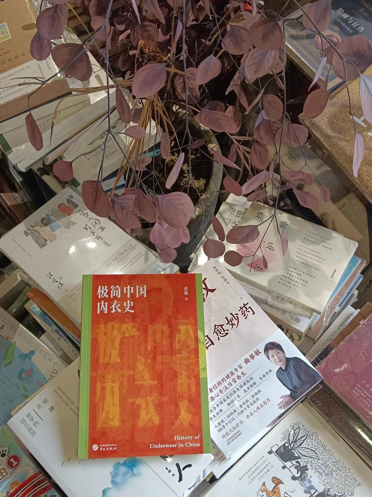 在书店里几千几万本书中如何看中一本？如果不是针对某书、某作者来的，那肯定会选择封