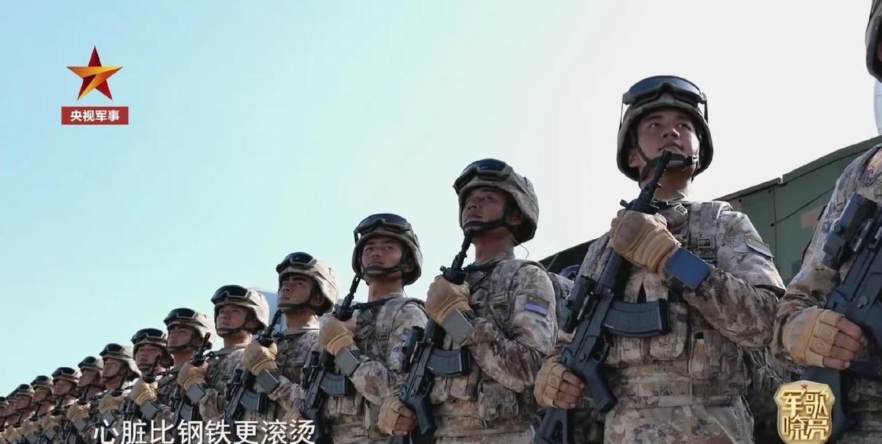 先进单兵[赞]战场小天才！屏幕需要贴膜吗？[奸笑]#单兵第一视觉# #单兵迷彩#